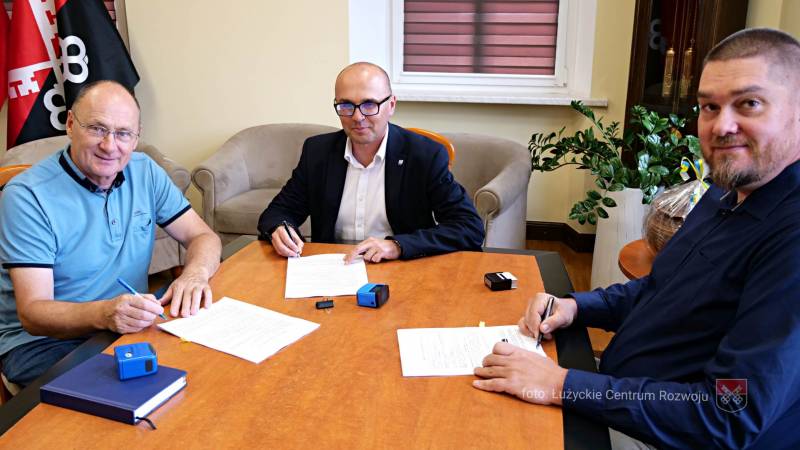 podpisanie umowy na droge do pisaczowa