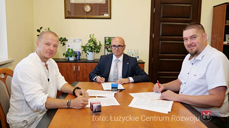 podpisanie umowy na planty 3